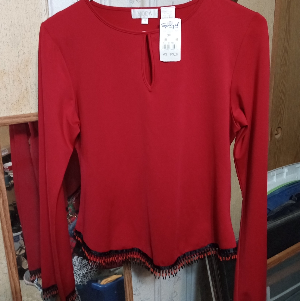 Moda beaded red top